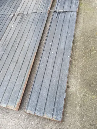 Puerta de hierro de tres hojas