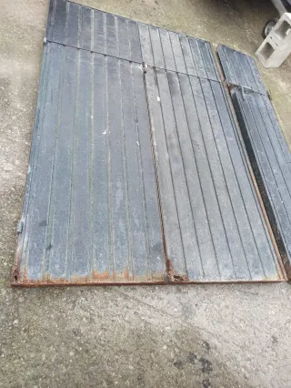 Puerta de hierro de tres hojas