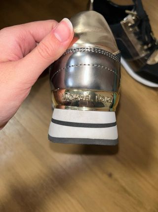 Zapatillas Michael Kors Negras y Doradas