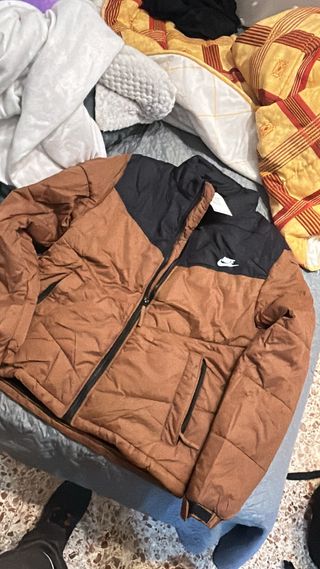 Chaqueta Nike acolchada negra y marrón Talla L