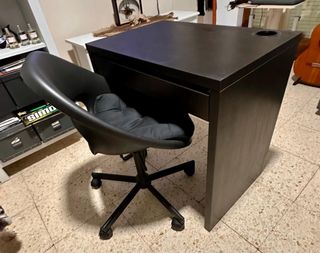 Silla y mesa de oficina negra, poco uso