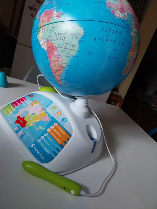 Globo electrónico Clementoni interactivo