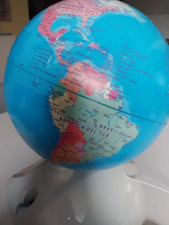 Globo electrónico Clementoni interactivo