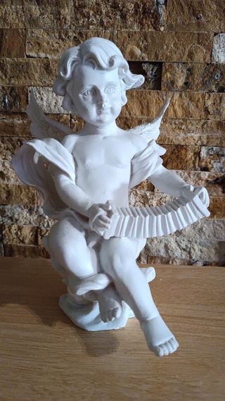 Ángel de resina tocando acordeón