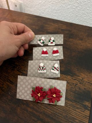 Confezione di orecchini natalizi con cappelli e fiori