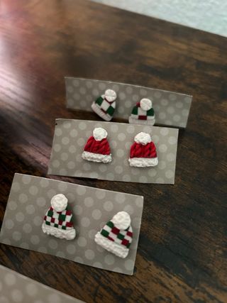 Confezione di orecchini natalizi con cappelli e fiori