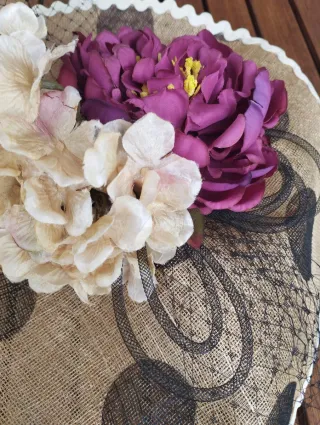 Tocado de fiesta con flores y velo