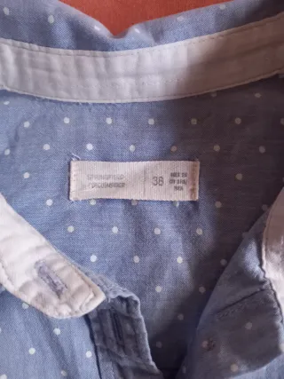 CAMISA AZUL CLARO MUJER CON MOTAS BLANCAS