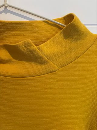 Sudadera amarilla cuello alto