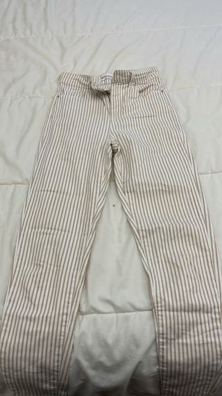 Pantalón de rayas marrones y blancas