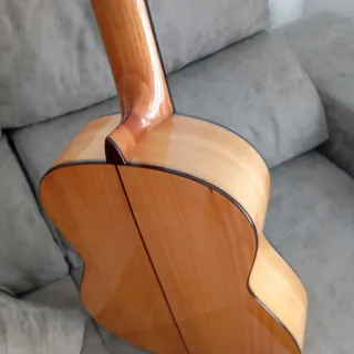 Guitarra Valeriano Bernal modelo prodigio ciprés