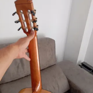 Guitarra Valeriano Bernal modelo prodigio ciprés