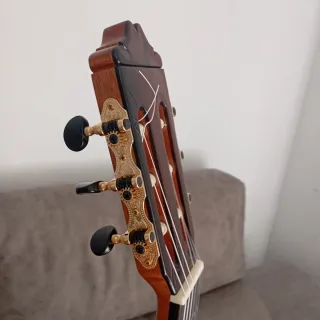 Guitarra Valeriano Bernal modelo prodigio ciprés