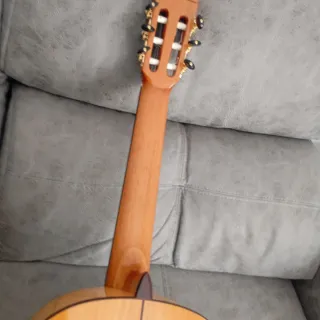 Guitarra Valeriano Bernal modelo prodigio ciprés