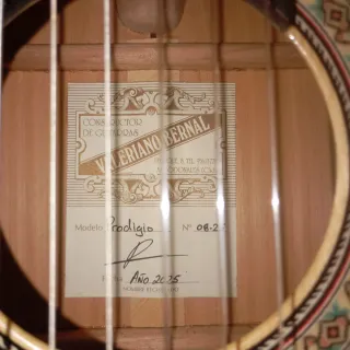Guitarra Valeriano Bernal modelo prodigio ciprés