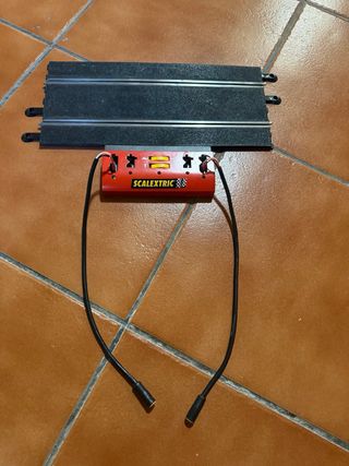 Cargadores,mandos de Scalextric y pista conexiones