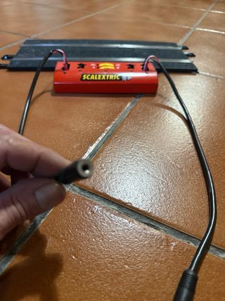 Cargadores,mandos de Scalextric y pista conexiones