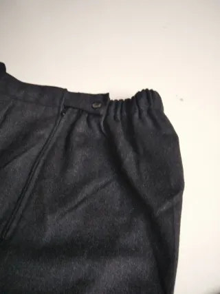 Pantalón con pinzas de lana gris marengo. T.M.