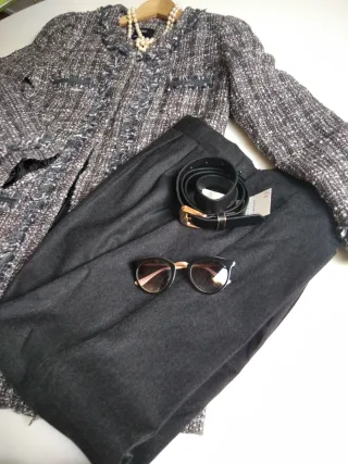 Pantalón con pinzas de lana gris marengo. T.M.