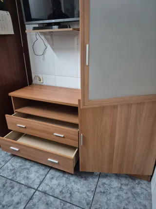 Mueble de comedor madera y cristal