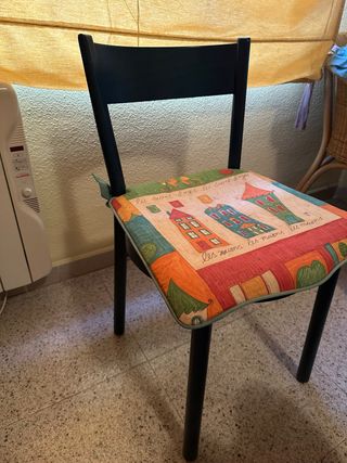 Silla de madera azul con cojín estampado