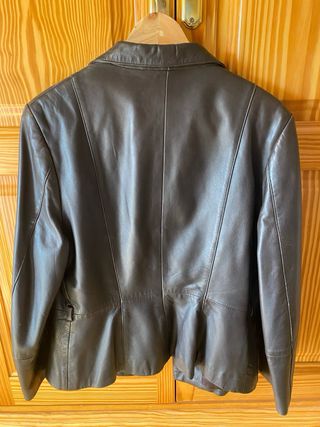 Chaqueta de piel marrón oscuro