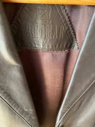 Chaqueta de piel marrón oscuro