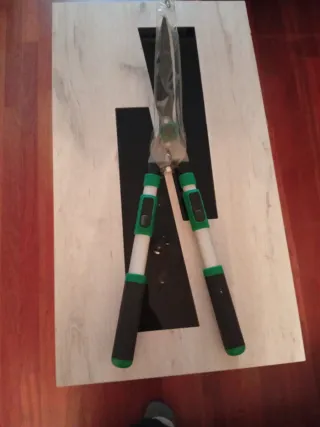 Tijeras de podar verdes y negras