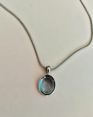 Gargantilla acero con colgante azul.