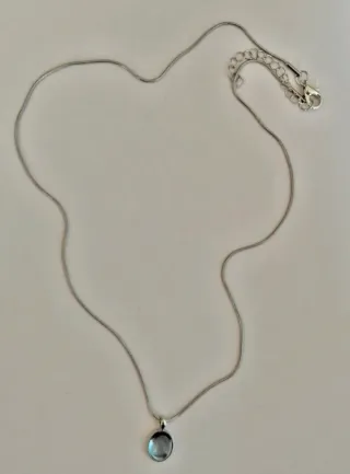 Gargantilla acero con colgante azul.