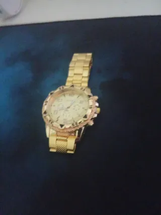Reloj de pulsera dorado sin usar