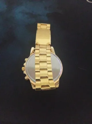 Reloj de pulsera dorado sin usar