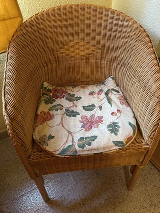 Sillón de mimbre con cojín floral