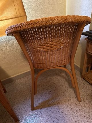 Sillón de mimbre con cojín floral