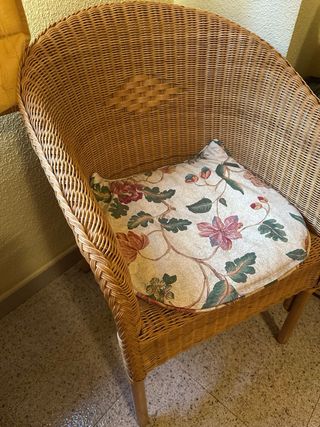 Sillón de mimbre con cojín floral