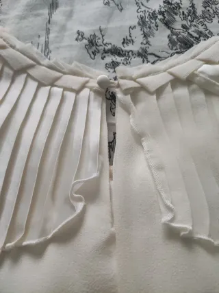 Blusa Cortefiel volantes estilo romántico.