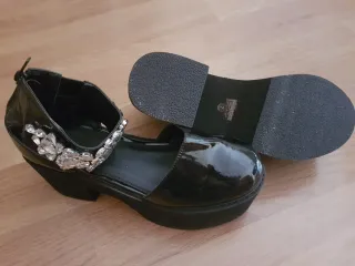 Zapatos negros charol con pedrería