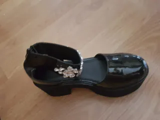 Zapatos negros charol con pedrería