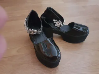 Zapatos negros charol con pedrería