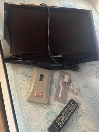 TV Samsung Negra con Mando y Soporte