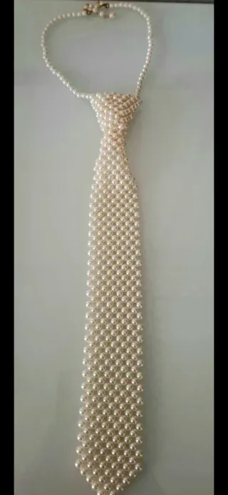 Corbata de perlas doradas y blancas