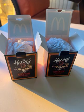 Dos Cajas Stranger Things Heroes Sorpresa