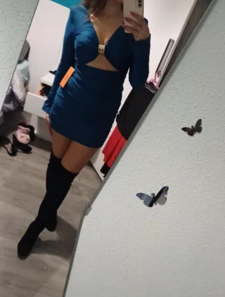 Vestido azul con escote y abertura