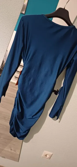 Vestido azul con escote y abertura