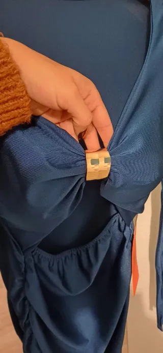 Vestido azul con escote y abertura