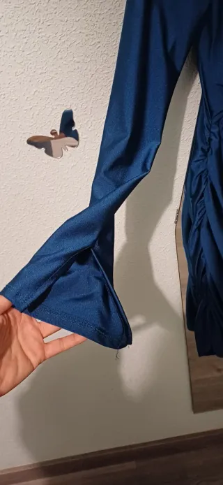 Vestido azul con escote y abertura