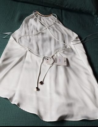 Top satén asimétrico largo con fornitura dorada en