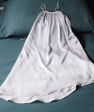 Top satén asimétrico largo con fornitura dorada en