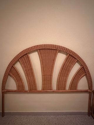 Cabecero de cama de mimbre y madera
