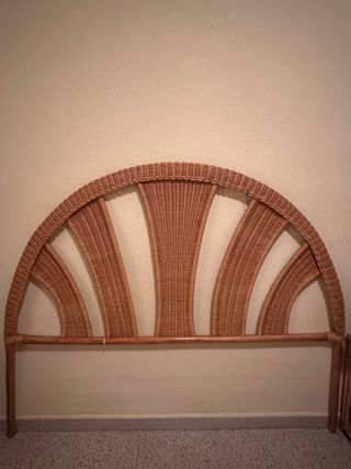 Cabecero de cama de mimbre y madera